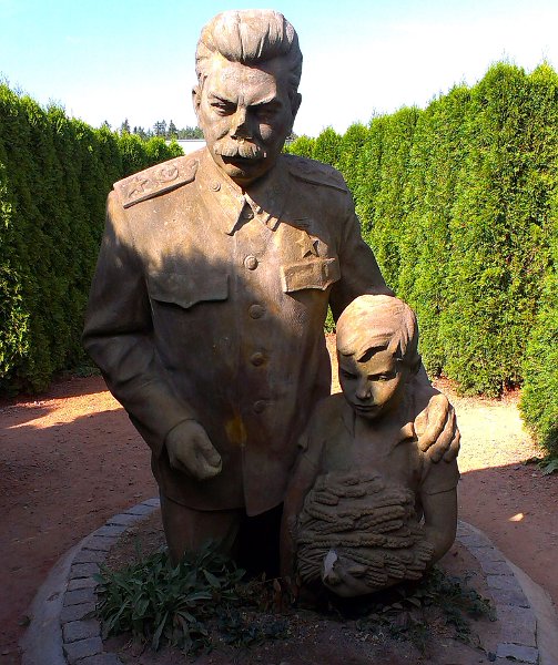 Памятник Сталину в лабиринте - Нове Грады